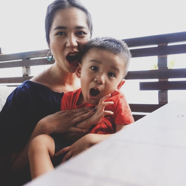 Hot Mama Kece, Intip 10 Potret Laura Basuki Taking Care of Her Only Son That Rarely Gets Attention