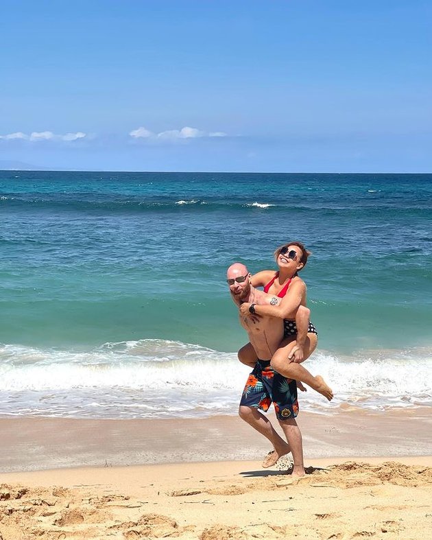 Hot Mom & Hot Daddy, These are 9 Photos of Melaney Ricardo and Tyson Lynch's Vacation in Bali: Carrying Each Other on the Beach