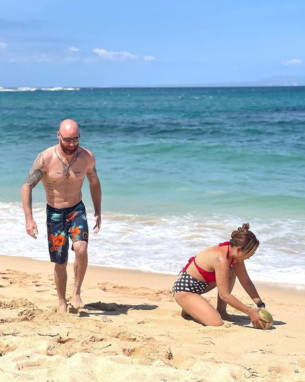 Hot Mom & Hot Daddy, These are 9 Photos of Melaney Ricardo and Tyson Lynch's Vacation in Bali: Carrying Each Other on the Beach