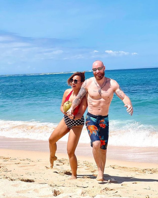 Hot Mom & Hot Daddy, These are 9 Photos of Melaney Ricardo and Tyson Lynch's Vacation in Bali: Carrying Each Other on the Beach