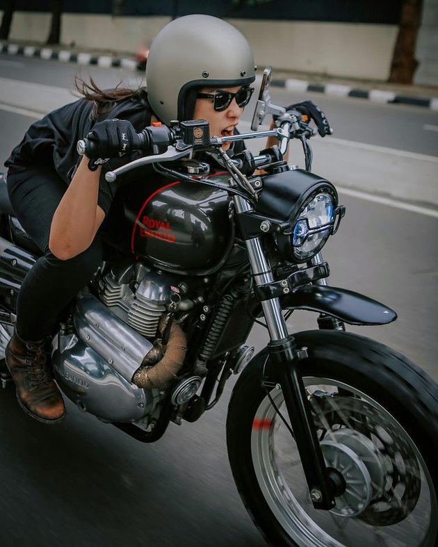 Hot Mom of Two, Peek at 8 Cool Photos of Nabila Putri's Stylish Look While Riding a Moge