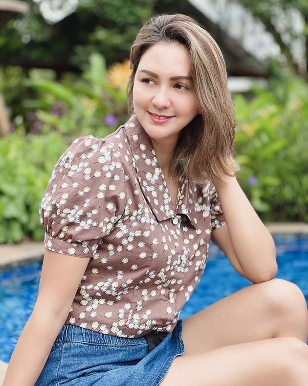 Hot Mom Getting Slimmer, Latest Portrait of Donna Agnesia with Blonde Hair that Makes Darius Sinathrya Miss Her