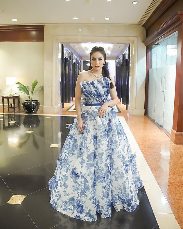 Hot Mom Sultan,15 Portraits of Momo Geisha Looking Glamorous in Luxurious Dresses: Mother of 2 Radiates a Conglomerate Aura