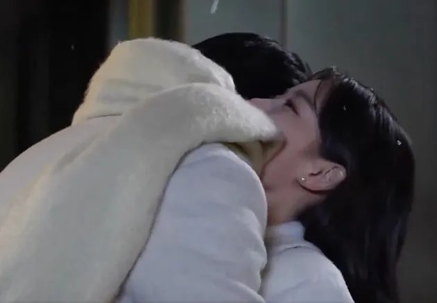 Kim Yoo Jung pasrah dipeluk