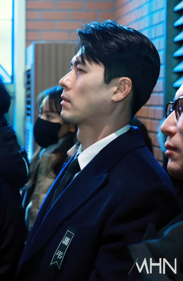 Hyun Bin Tampak Samping