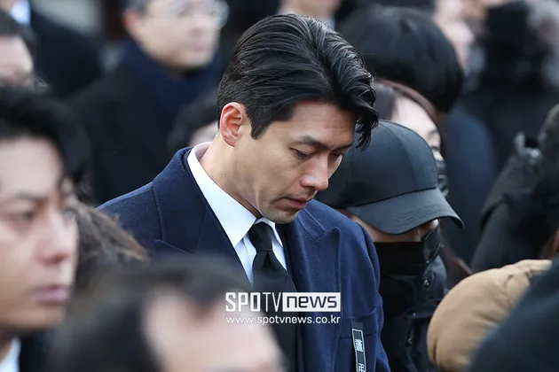 Hyun Bin Menundukkan Kepala