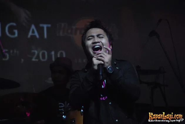 Hello Band Di Hard Rock Cafe Jakarta Dua Cincin Andalan Hello Band Di Album Keduanya Kapanlagi Com