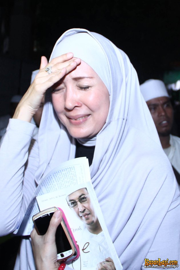HENIDAR AMROE UNGKAP JASA UJE MEYAKINKANNYA BERJILBAB 