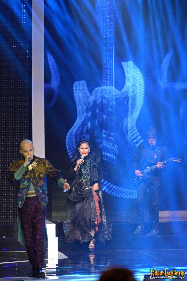 Husein, Nicky Astria, dan Ian Antono berkolaborasi maut di atas panggung AMI AWARDS 2014.