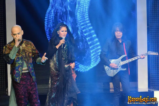 Lagu yang dinyanyikan adalah sebuah single lawas milik Nicky yang bertajuk 'I Love You Babe'.