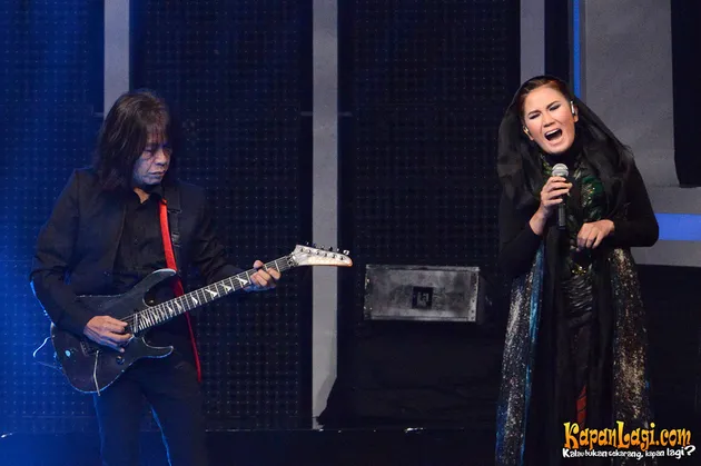 Nicky menyusul ke atas panggung dengan suara khasnya yang masih menggelora.