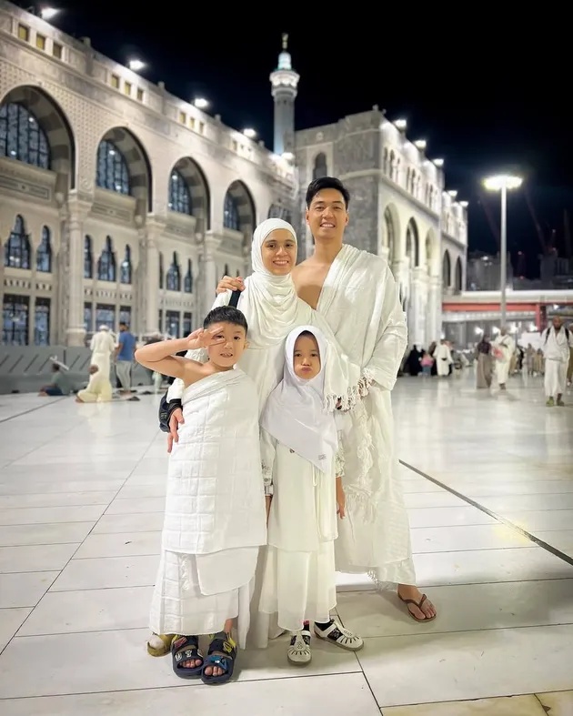 Nycta Gina dan Rizky Kinos Pergi Umrah