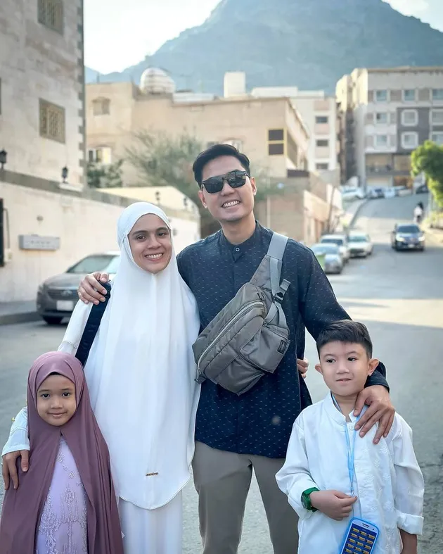 Nycta Gina dan Rizky Kinos Pergi Umrah