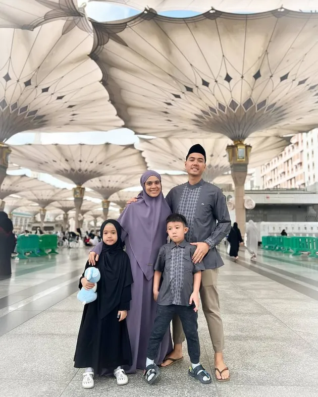 Nycta Gina dan Rizky Kinos Pergi Umrah