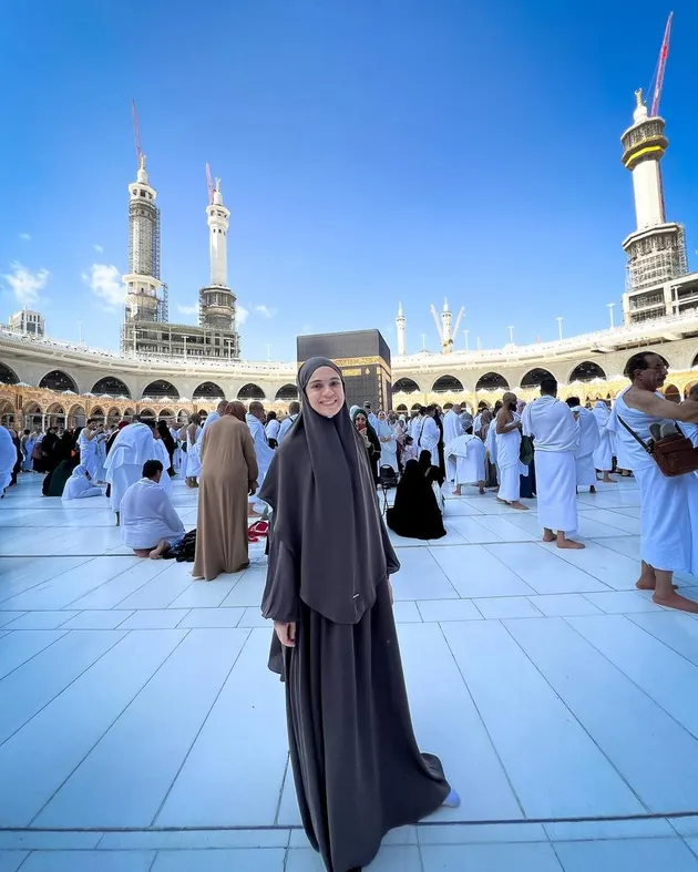 Nycta Gina dan Rizky Kinos Pergi Umrah