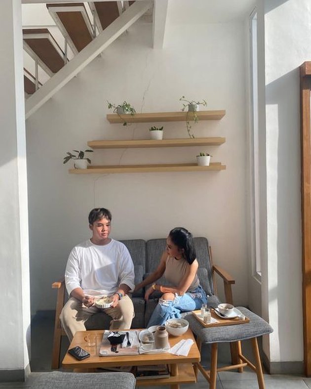 Mother and Son Bak Pinang Split in Half, 8 Portraits of Yuni Shara Hanging Out at Cafe with Cello - The Youngest Son Makes Coffee for His Mother