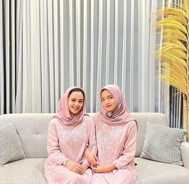 A Good Stepmother, A Series of Photos of Citra Monica's Closeness with Her Stepchild during Eid