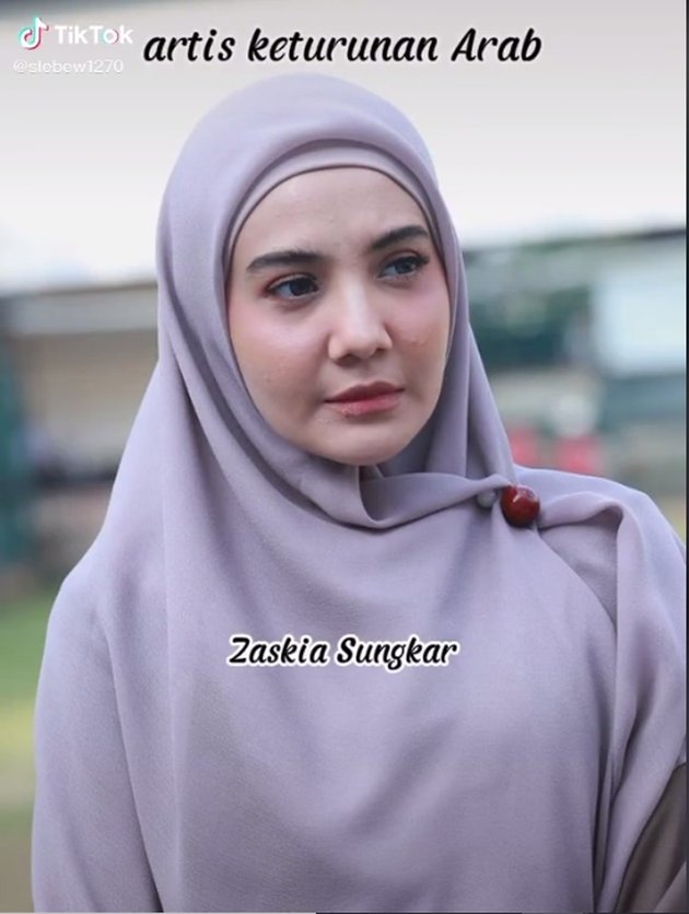 Tentu nggak asing lagi dengan Zaskia Sungkar, sosok artis yang mempunyai paras wajah yang cantik ini merupakan keturunan Arab.