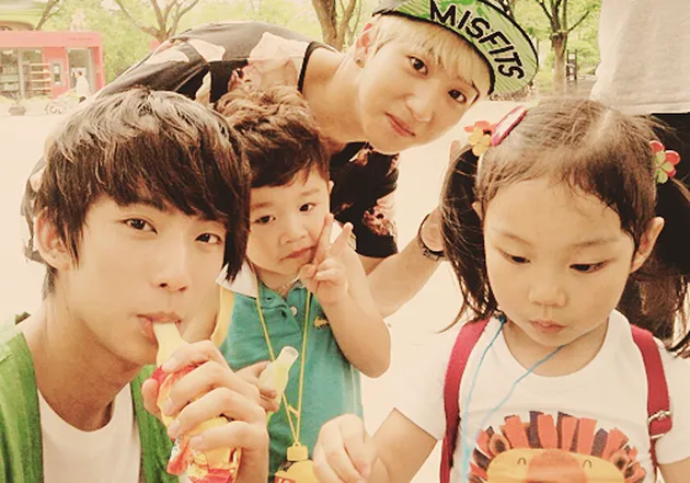 idola k-pop who loves kids