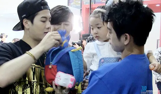 idola k-pop who loves kids