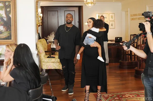 Kim Kardashian Pesta Bareng Penggemar