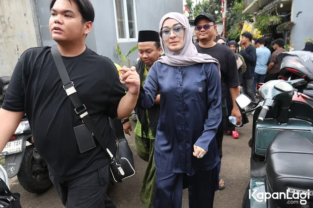 Iis Dahlia Dampingi Mpok Alpa