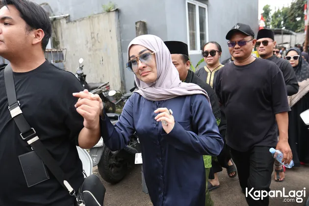 Iis Dahlia Dampingi Mpok Alpa