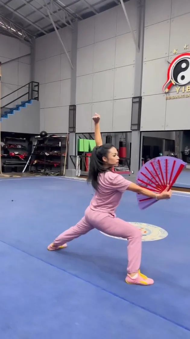 Kris Dayanti wushu memakai kipas