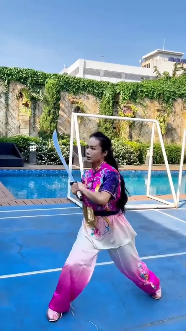 Kris Dayanti wushu memakai pedang