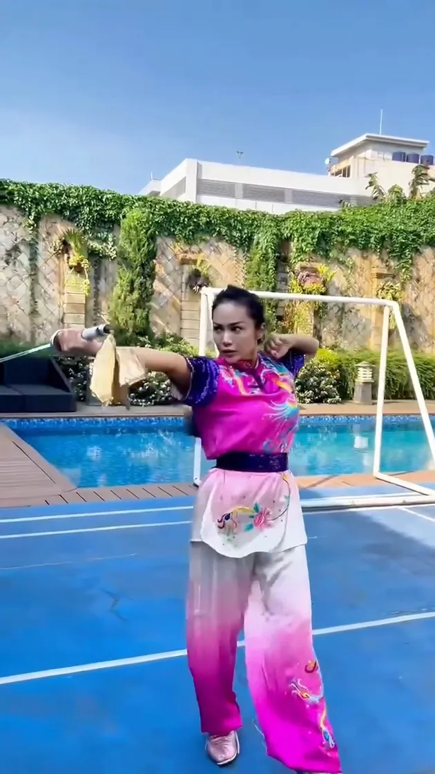 Kris Dayanti pakai kostum atlet wushu