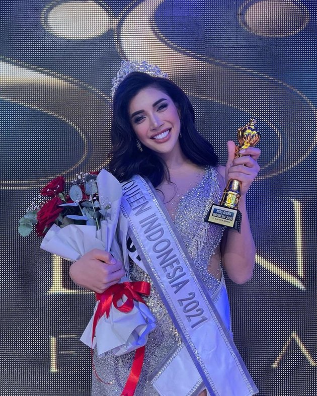 Millendaru menyunggingkan senyum lebar kala berhasil menyabet gelar Miss Queen Indonesia yang digelar di Pulau Dewata bulan September 2021 lalu.