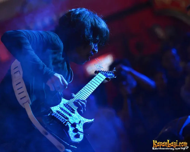 Dalam sebuah kesempatan, Iman pun turut serta menunjukkan kebolehannya bermain gitar. Mantab!