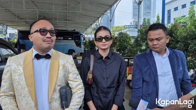 Ratu Sofya berdiri di antara pengacara
