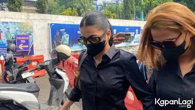 Ratu Sofya pakai kemeja lengan panjang