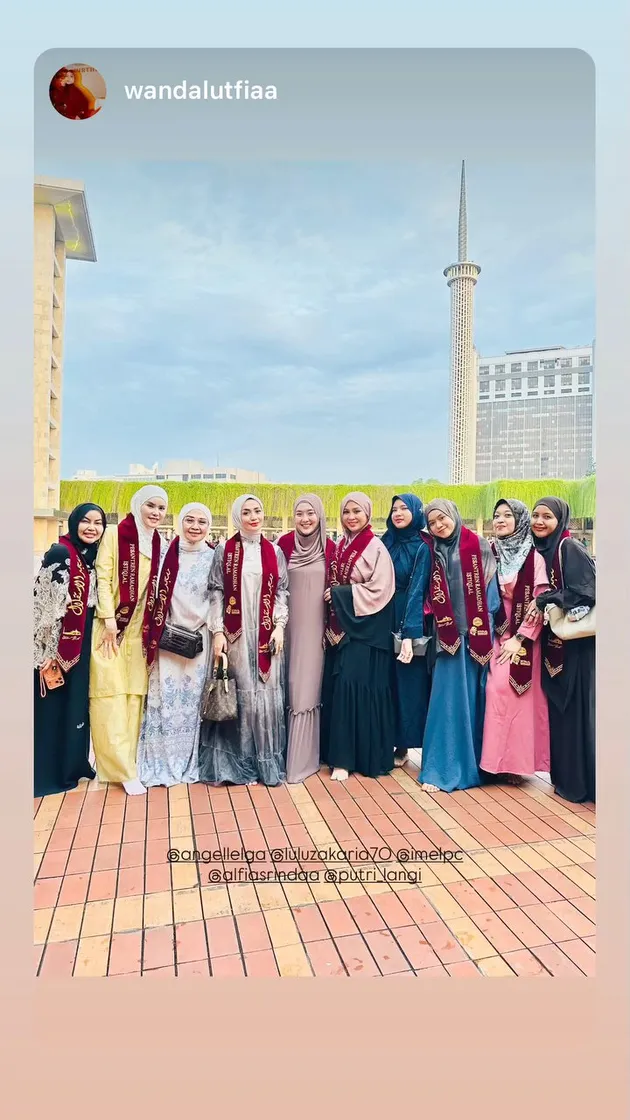Imel Putri Cahyati berpose bersama peserta pesantren ramadan