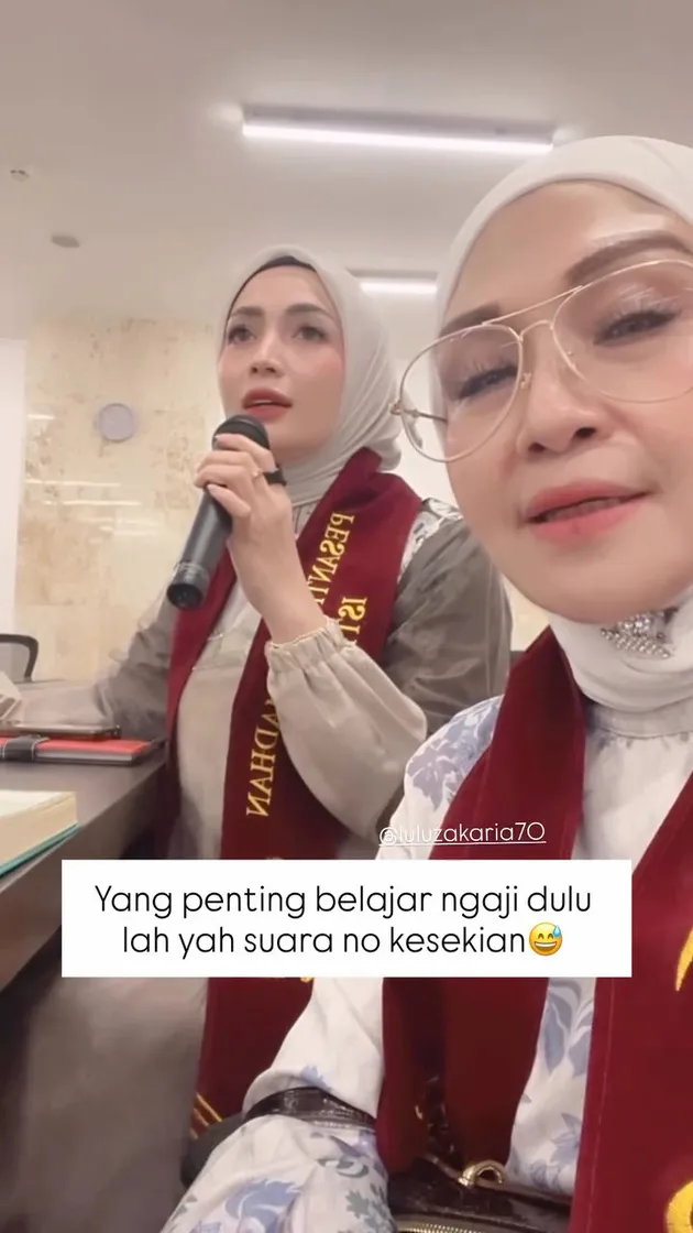 Imel Putri Cahyati mengaji di kegiatan pesantren ramadan