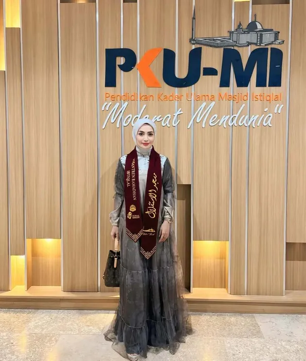 Imel Putri Cahyati berpose di depan area PKU-MI