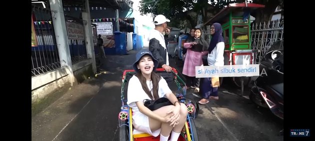 Childhood Dream Comes True, 8 Photos of Ayu Ting Ting Surprised with Mini Pedicab from Father Ojak