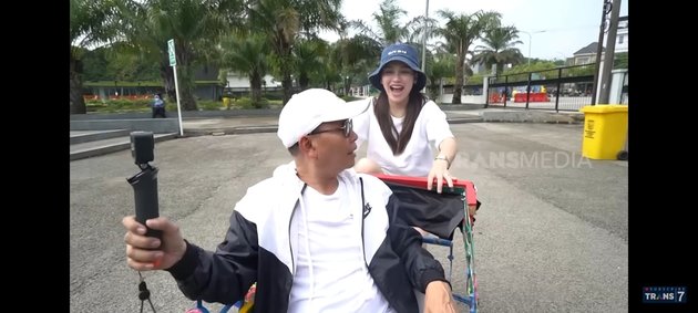 Childhood Dream Comes True, 8 Photos of Ayu Ting Ting Surprised with Mini Pedicab from Father Ojak