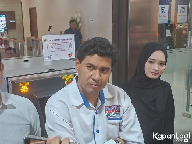 Inara rusli bersama kuasa hukum