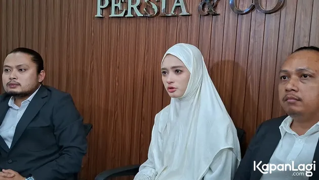 Inara Rusli Diwawancara Wartawan