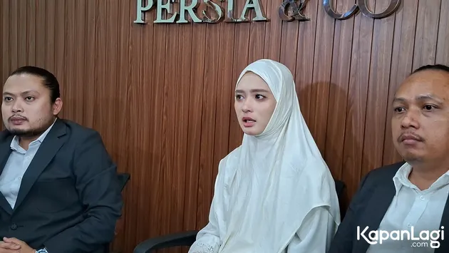 Inara Rusli Pakai Busana Serba Putih Saat Ketemu Awak Media