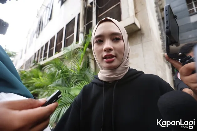 Inara Rusli pakai hoodie