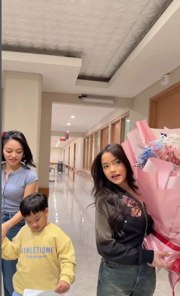 Fuji Bawa Buket Uang Untuk Kakaknya yang Baru Lahiran