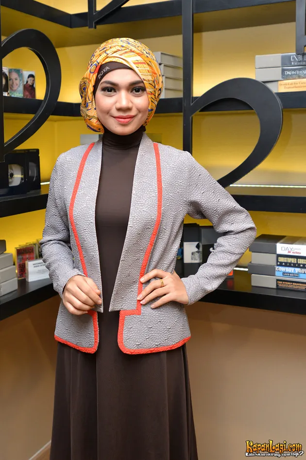 Merilis sebuah single di kantor Warner Music Jakarta, Shae pun hadir bersama Indah Nevertari.