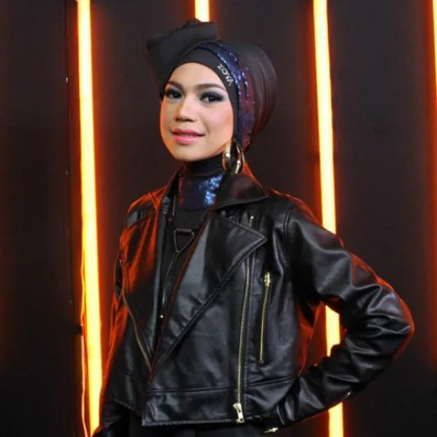 INDAH NEVERTARI, PEMILIK SUARA EMAS HOBI BERGAYA HIJAB ALA 