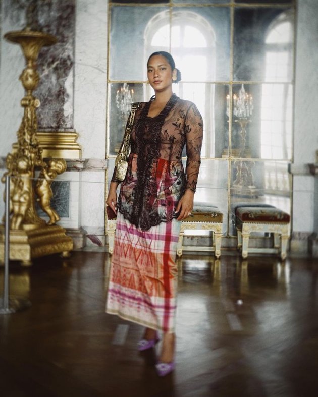 So Indonesian! Take a Look at 9 Photos of Tara Basro Radiating Elegant Charm Wearing Kebaya and Sarong When Visiting Versailles Palace in France