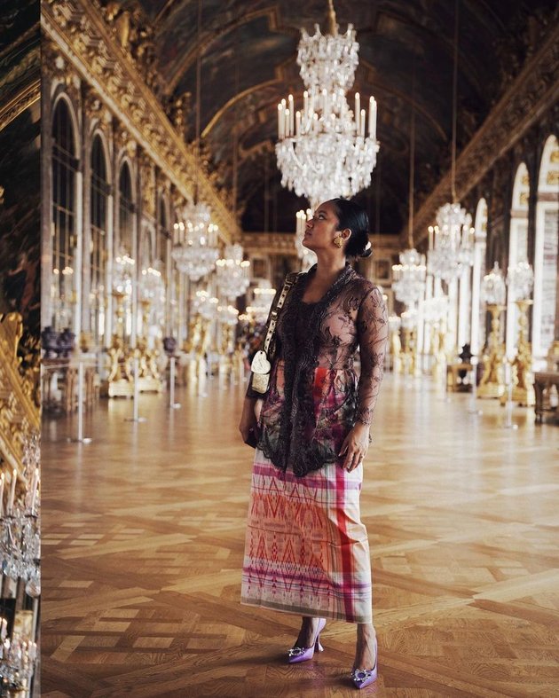 So Indonesian! Take a Look at 9 Photos of Tara Basro Radiating Elegant Charm Wearing Kebaya and Sarong When Visiting Versailles Palace in France