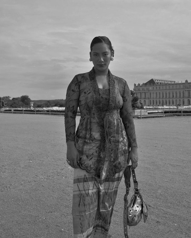 So Indonesian! Take a Look at 9 Photos of Tara Basro Radiating Elegant Charm Wearing Kebaya and Sarong When Visiting Versailles Palace in France