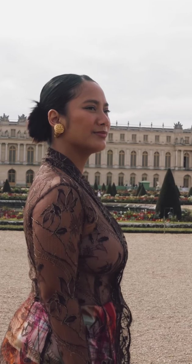 So Indonesian! Take a Look at 9 Photos of Tara Basro Radiating Elegant Charm Wearing Kebaya and Sarong When Visiting Versailles Palace in France